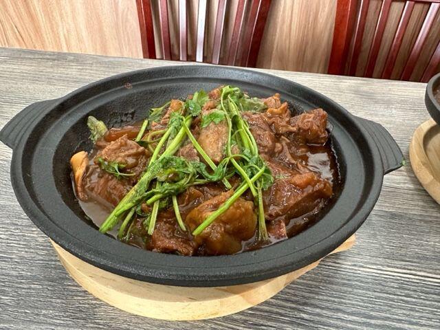 Beef Stew & Lettuce Clay Pot